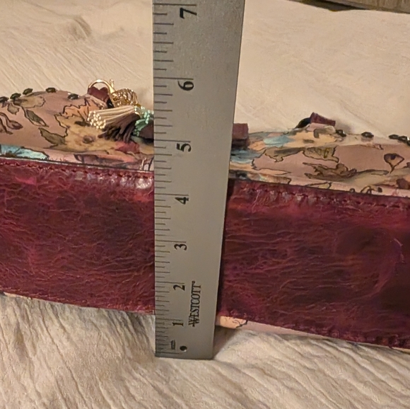 Patricia Nash Rienzo Shoulder Bag in Dusty Rose Print Leather w/ Burgandy Trim - Picture 12 of 14